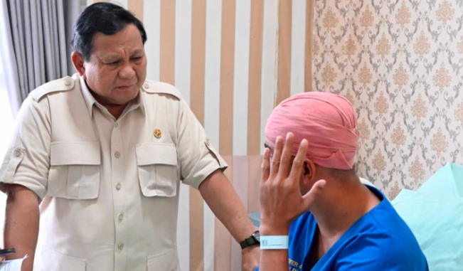 Presiden Prabowo Subianto menjenguk masyarakat dan polisi korban aksi demonstrasi di Rumah Sakit Bhayangkara Tingkat 1 R. Said Sukanto Kramat Jati, Jakarta Timur, pada Senin, 1 September 2025. Foto: BPMI Setpres/Cahyo